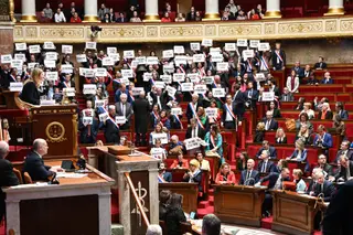 Governo de Macron sobrevive a duas moções de censura devido à polémica reforma das pensões
