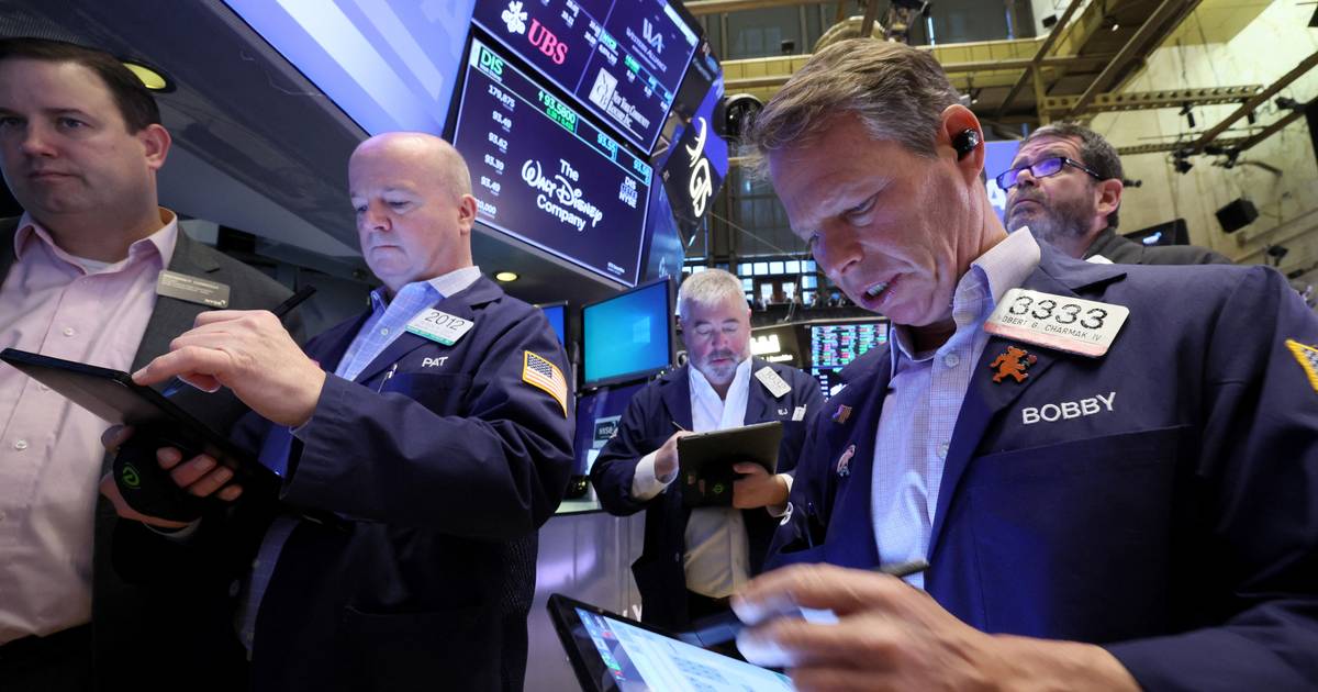 Wall Street fecha em alta com investidores aliviados e em busca de saldos
