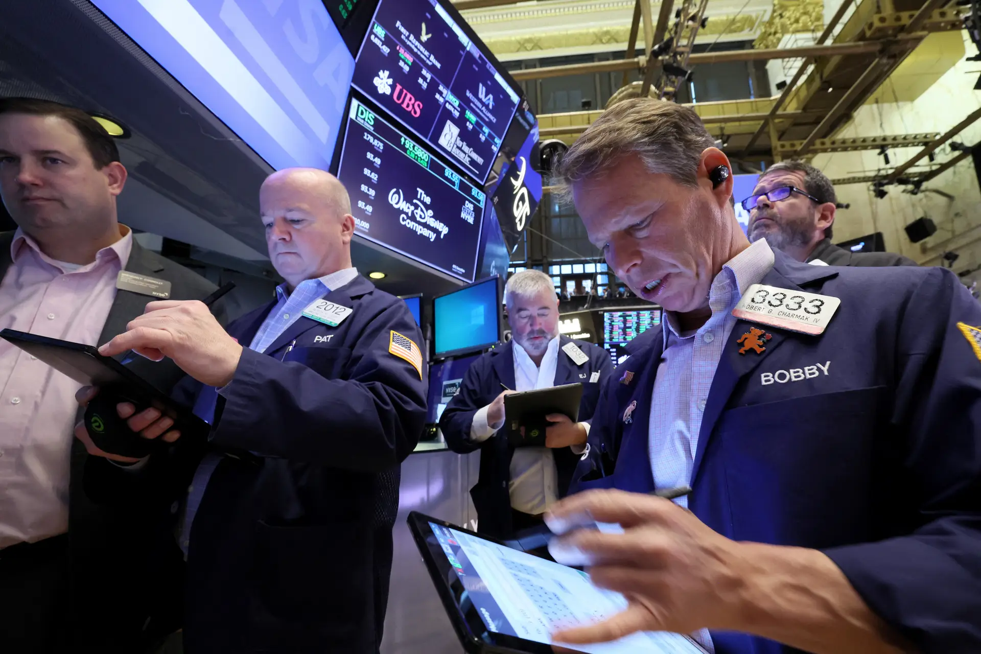 Bolsas varrem crise financeira pelo segundo dia consecutivo, com mercados de ações a registar ganhos