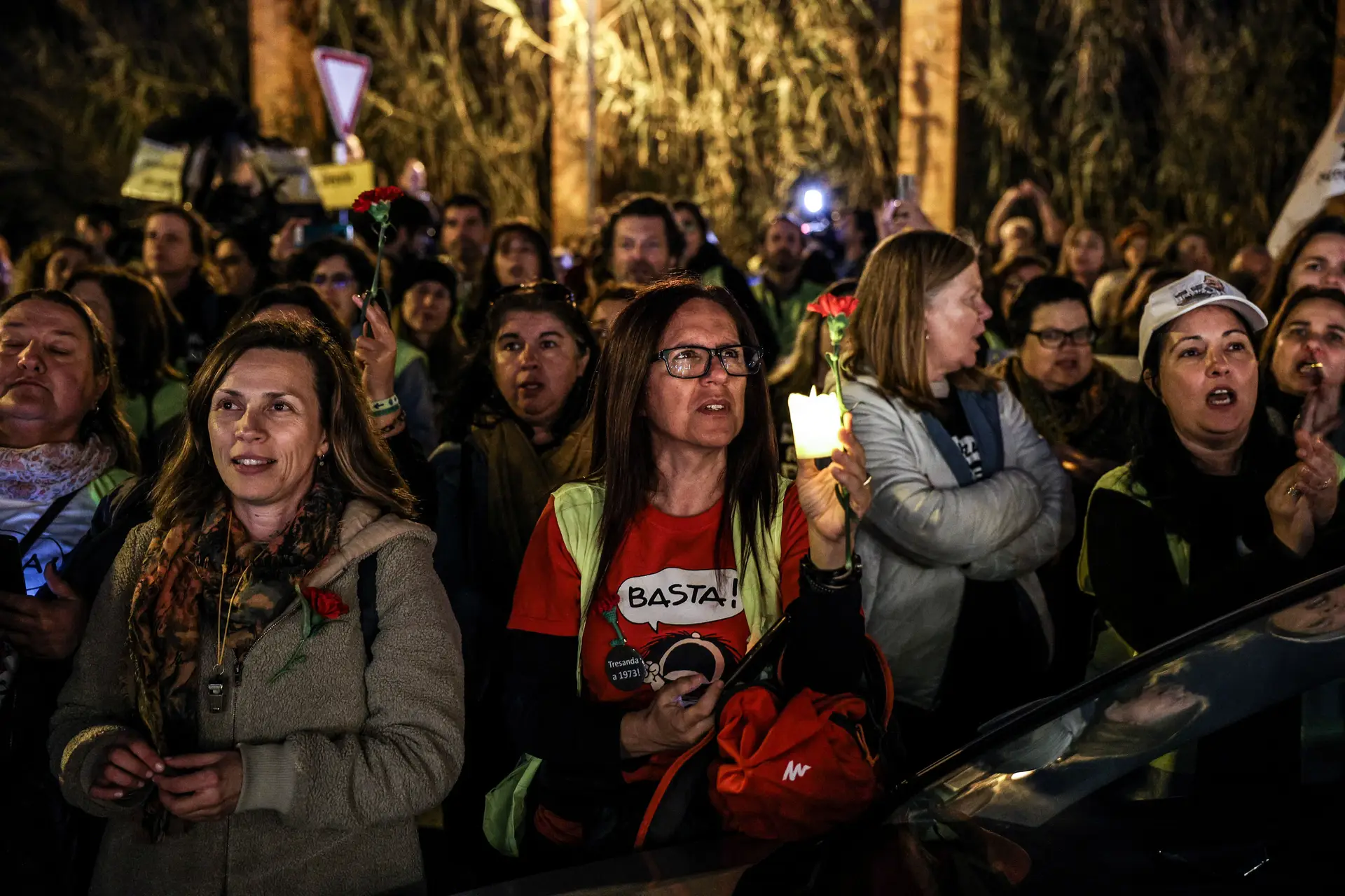 Professores em protesto fazem marcha lenta e buzinão na Ponte 25 de Abril