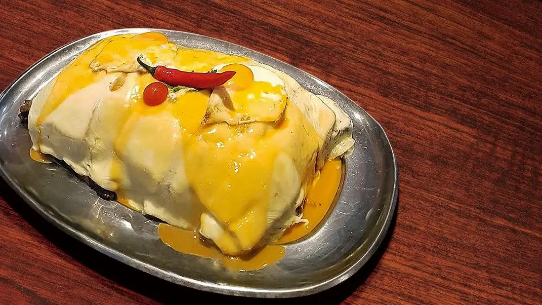 À grande e à Francesinha! Esta pesa cinco quilos e quem a comer numa hora, não paga