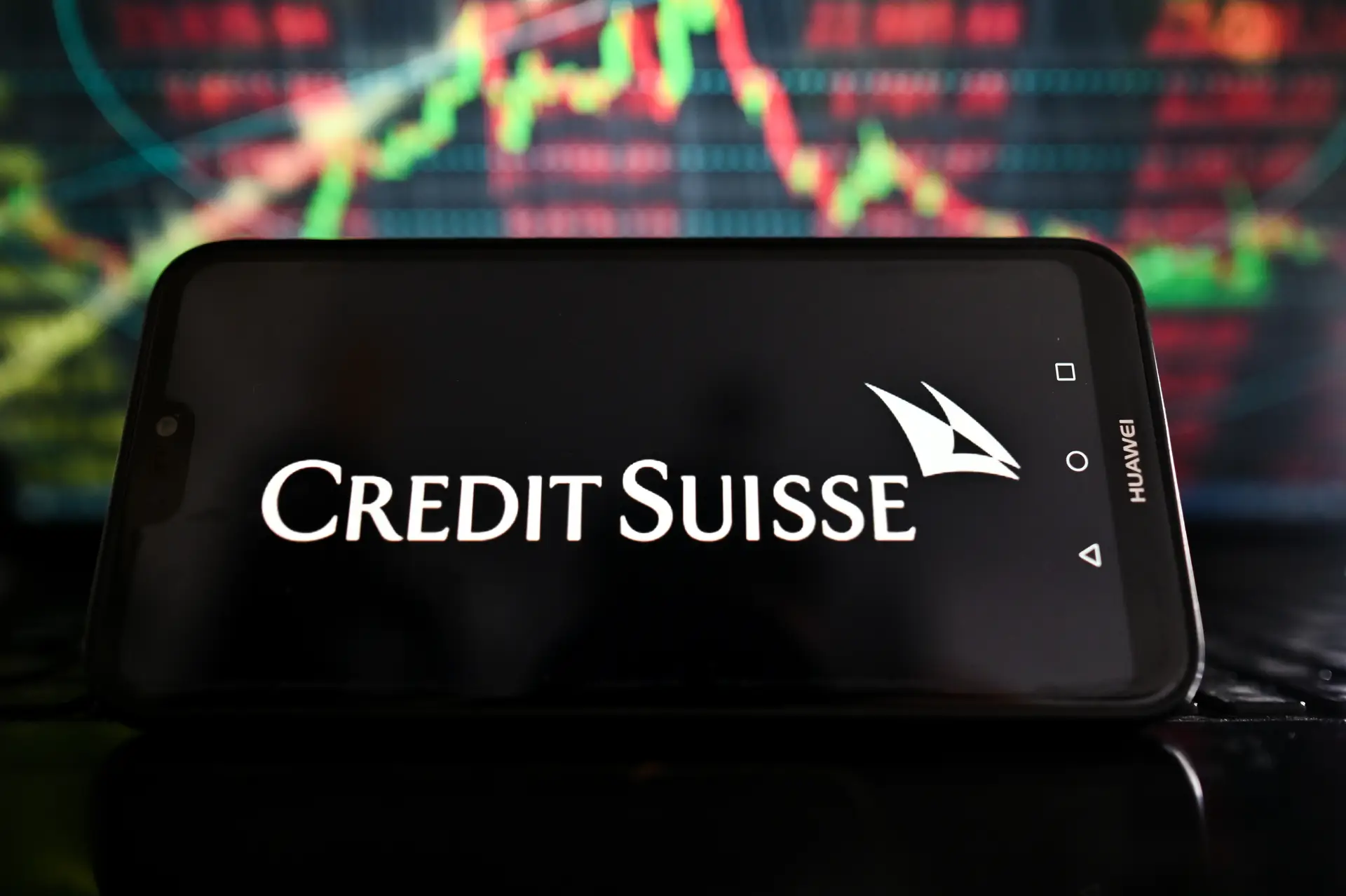 Quadros do Credit Suisse vêem bónus desaparecer com resgate e processam regulador