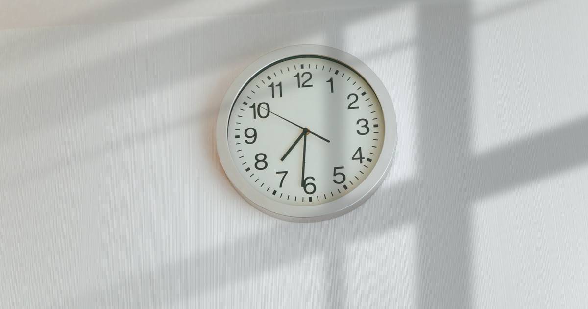 Relógios avançam uma hora no domingo: saiba tudo sobre a mudança que torna os dias mais longos