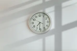 Relógios avançam uma hora no domingo: saiba tudo sobre a mudança que torna os dias mais longos