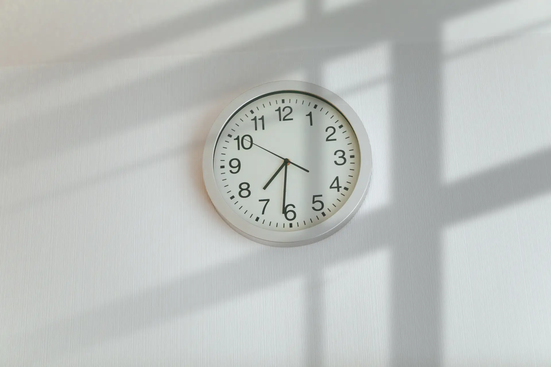 Relógios avançam uma hora no domingo: saiba tudo sobre a mudança que torna os dias mais longos