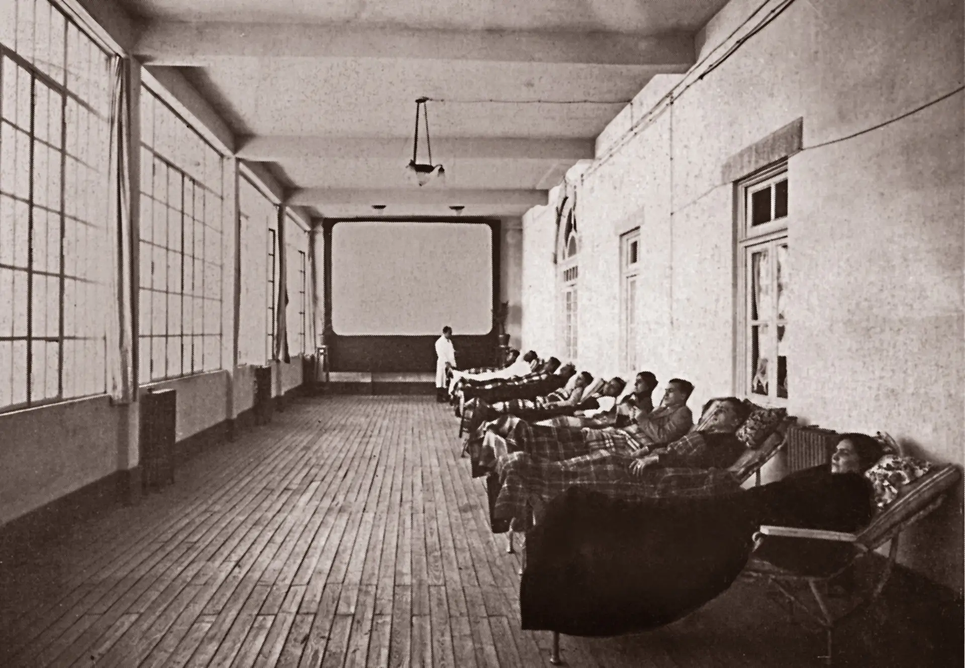 Galeria de repouso, c.1930. Ao fundo, écran para projecção de filmes