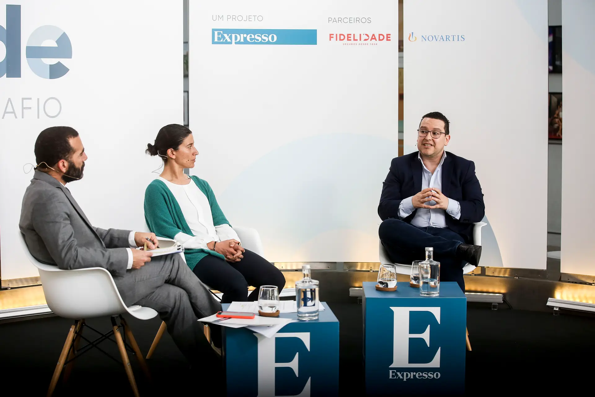 O diretor-adjunto do Expresso, Martim Silva, na moderação do debate com Catarina Rondão, José Carreira e Luísa Salgueiro (à distância)