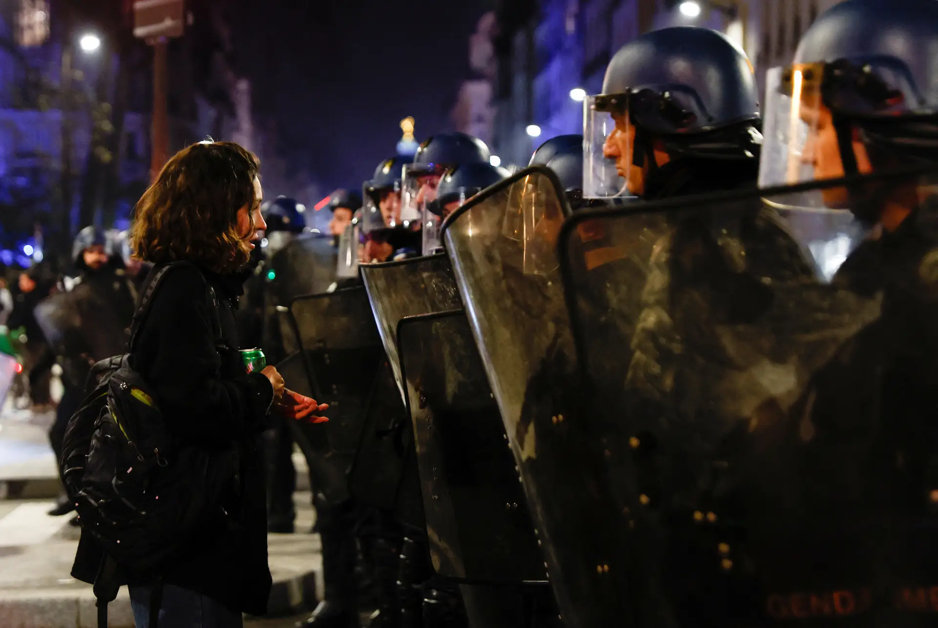 Mulher fala com a polícia durante os protestos desta terça-feira à noite em Paris 