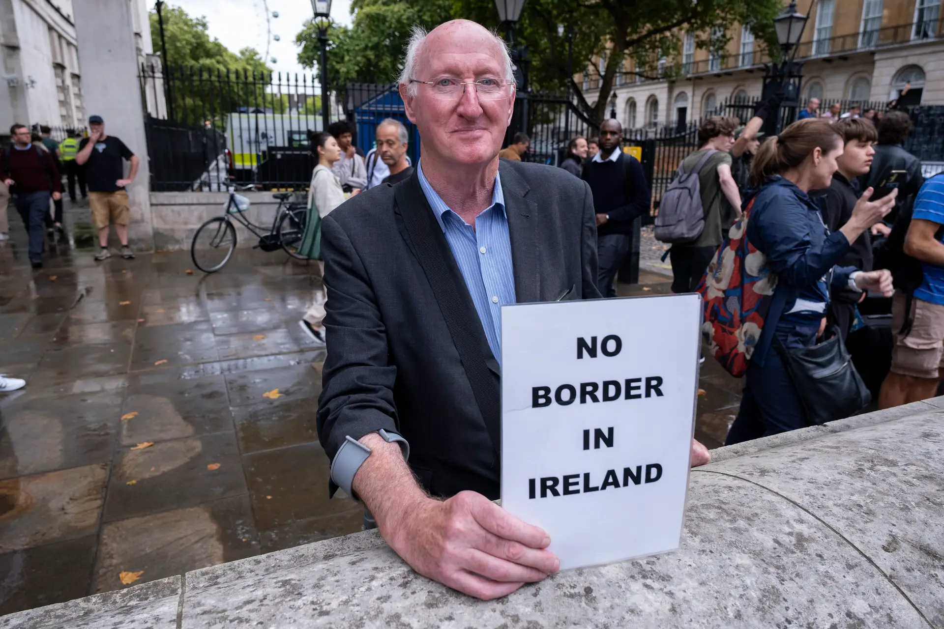 Manifestante contra os controlos fronteiriços entre a Irlanda do Norte quer com a Irlanda, quer com o resto do Reino Unido