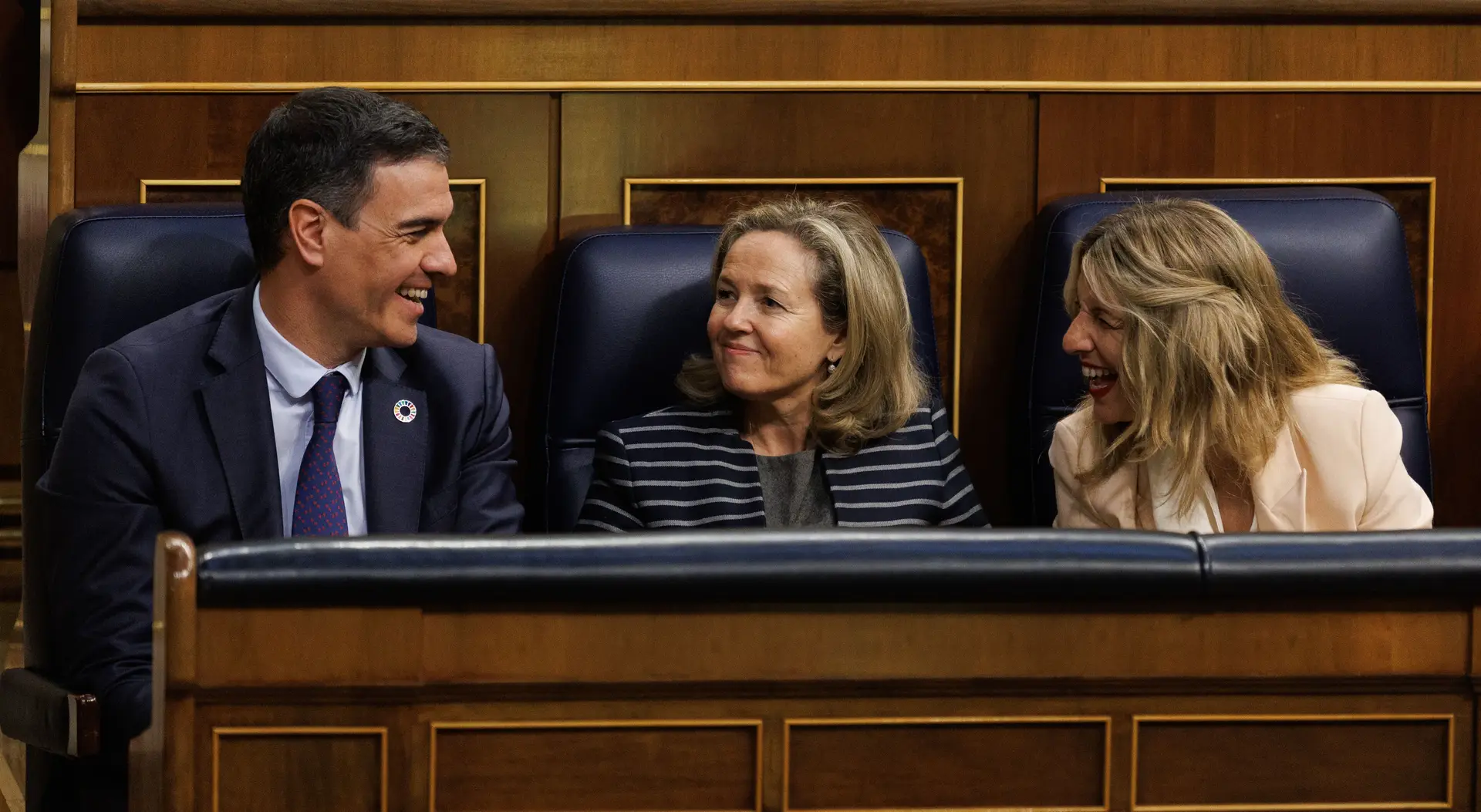 O primeiro-ministro espanhol, Pedro Sánchez, com as vice-primeiras-ministras Nadia Calviño (titular da pasta da Economia) e Yolanda Díaz (Trabalho e Assuntos Sociais), durante o debate da moção de censura falhada da extrema-direita 