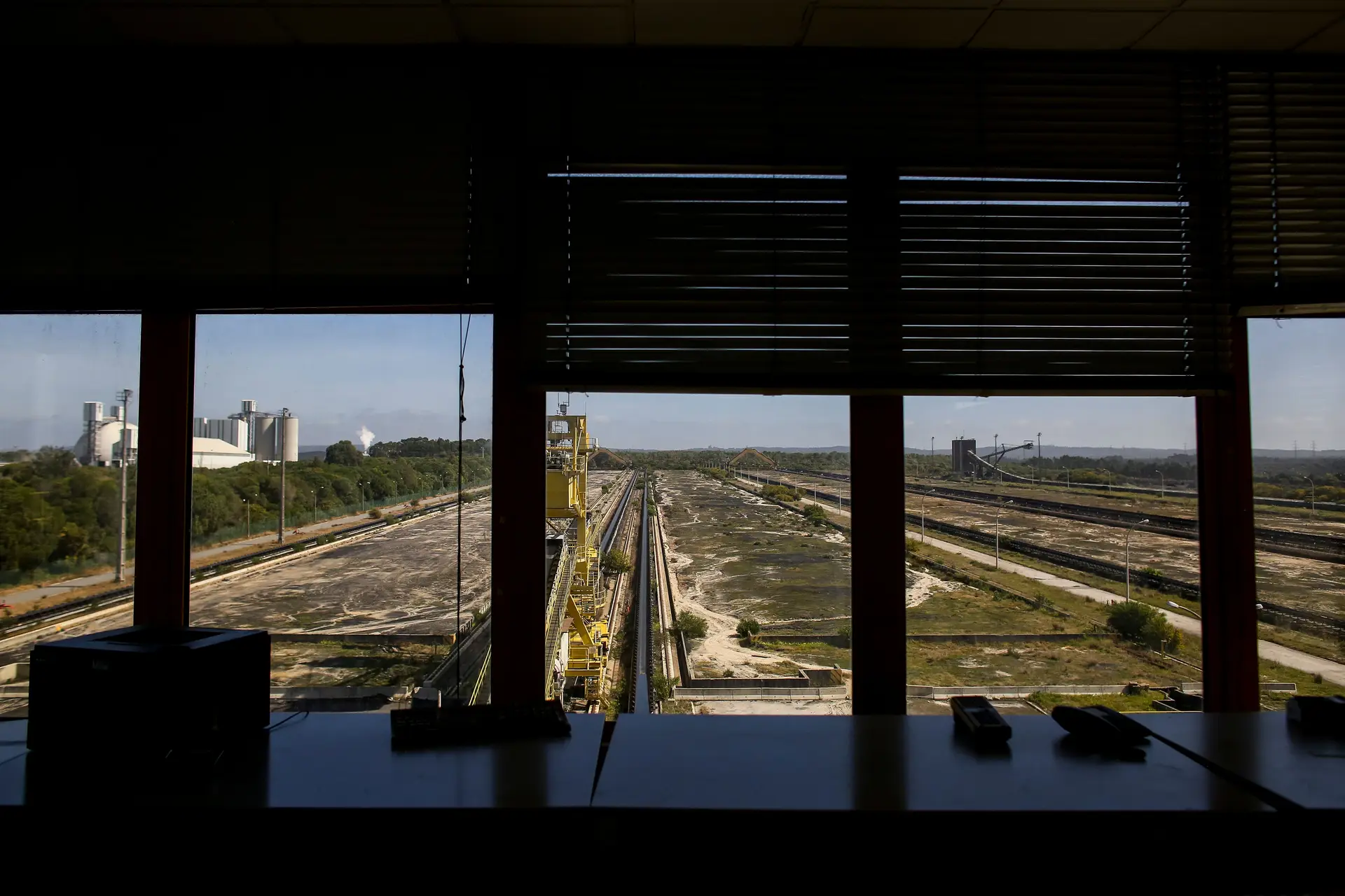 De uma antiga sala de comando da central é possível ver o extenso parque onde era depositado o carvão, transportado por esteiras para ser moído, antes de queimado.