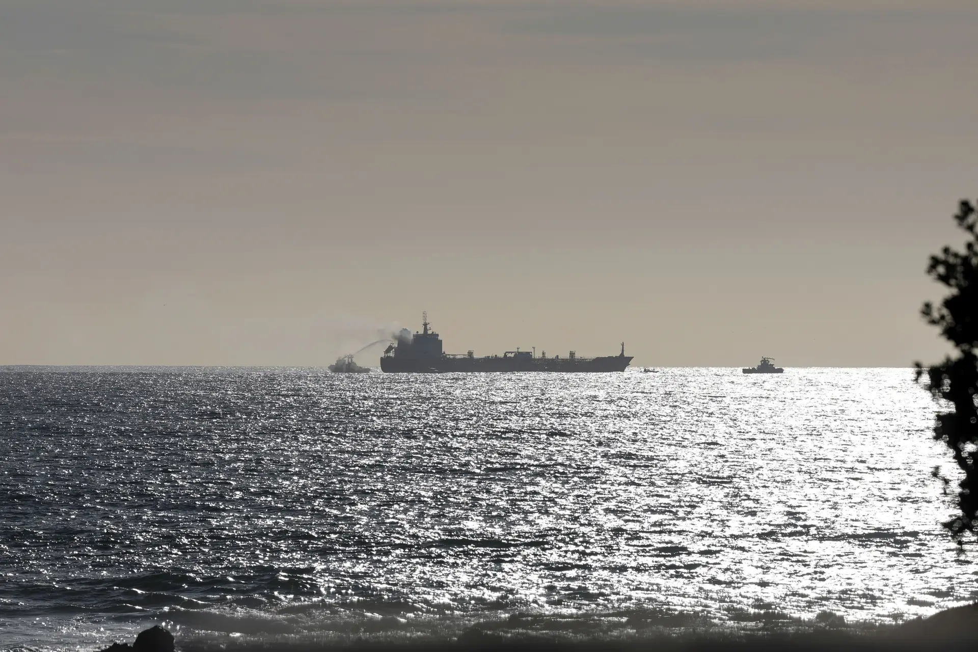Matosinhos refere que não há risco de derrame de navio que se incendiou ao largo do Porto