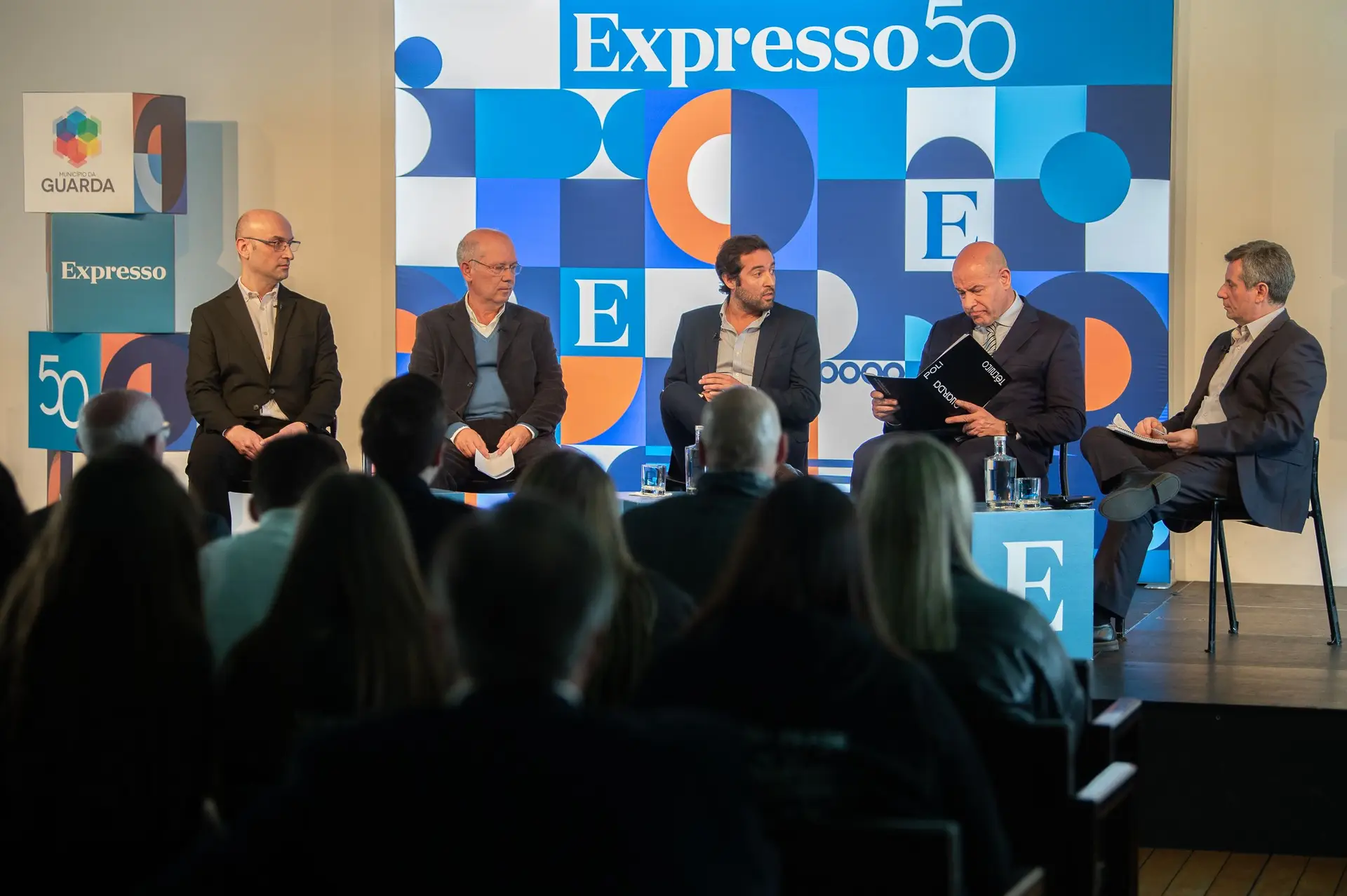 Luís Baptista (Merkle), João Logrado (Olano Portugal), André de Sá (CoLAB LogIN) e Joaquim Brigas (Instituto Politécnico da Guarda) participaram no debate moderado pelo coordenador de economia do Expresso, Vítor Andrade (à direita)
