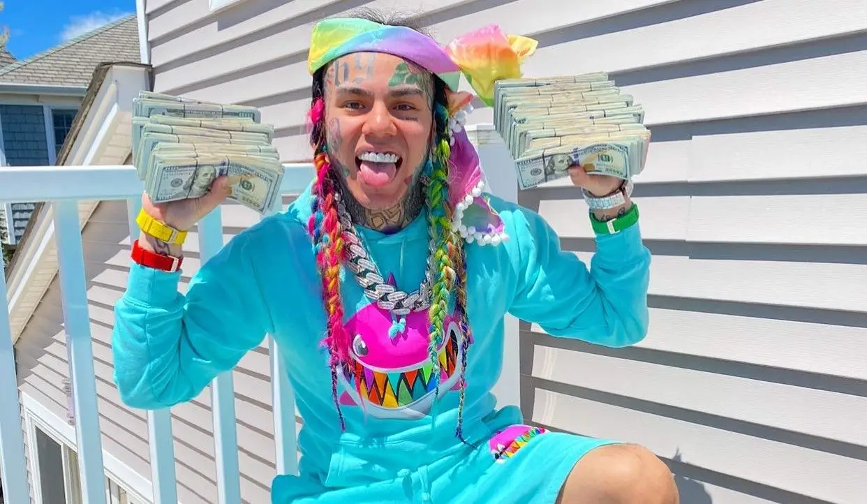 Ataque a Tekashi 6ix9ine terá sido planeado, mostram os vídeos de vigilância