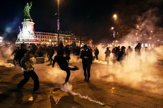 Guia para "entregar o país aos extremos": violência aumenta nas ruas de França enquanto o centro político desaba