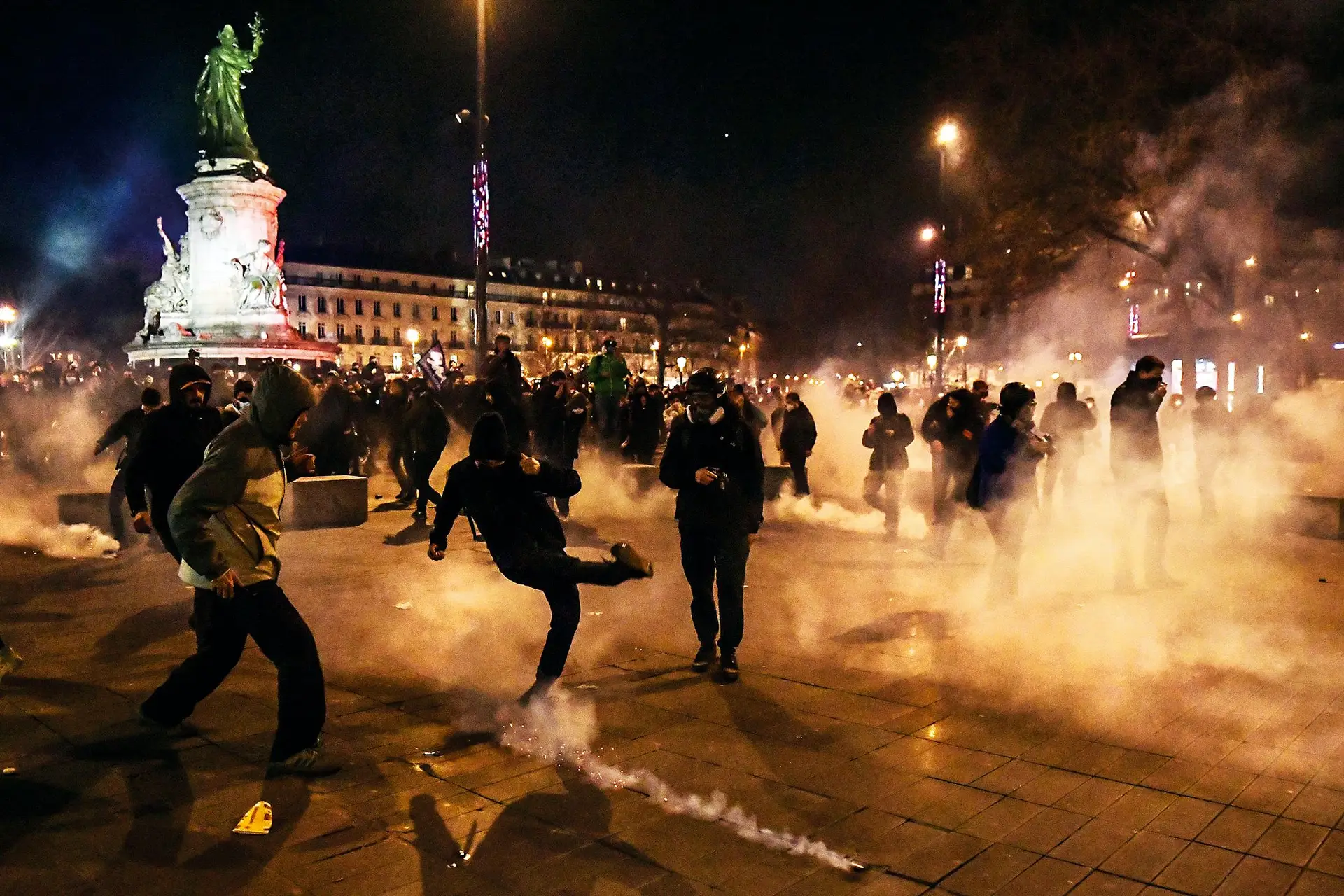 Manifestação violenta em Paris contra a subida da idade da reforma