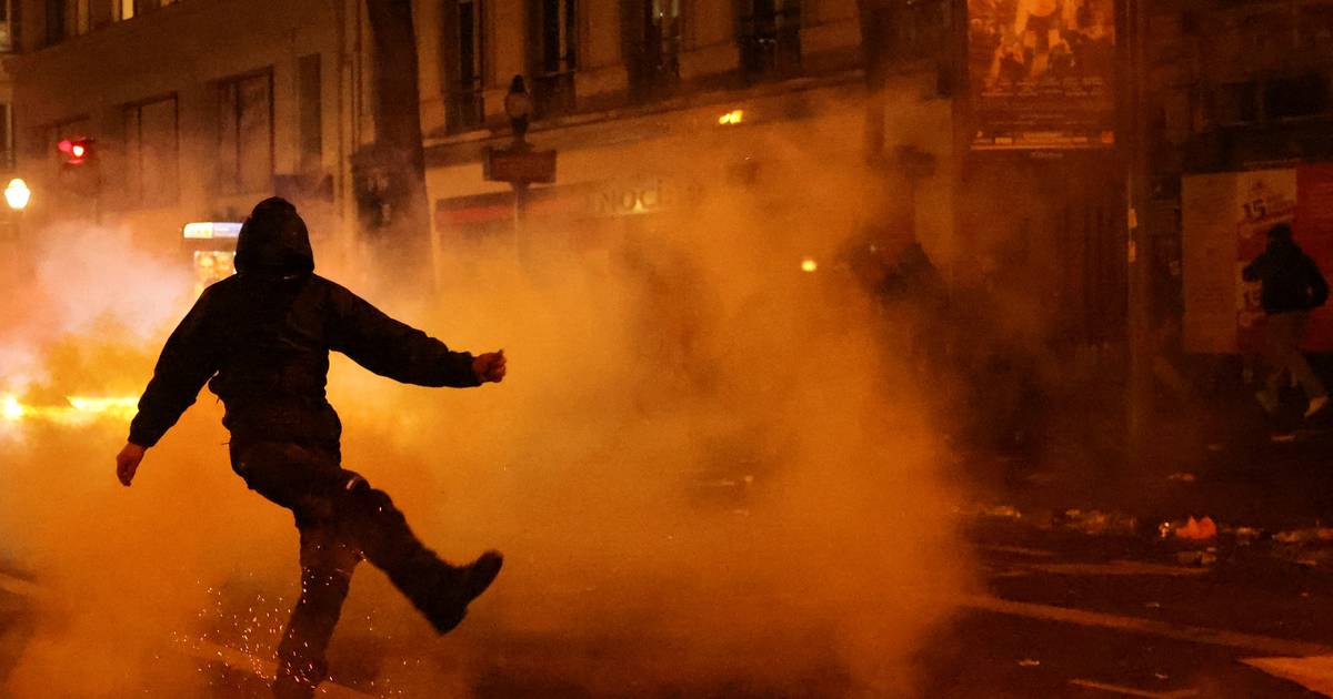 Mobilização e violência sobe nos protestos em França, edifício da câmara de Bordéus foi incendiado