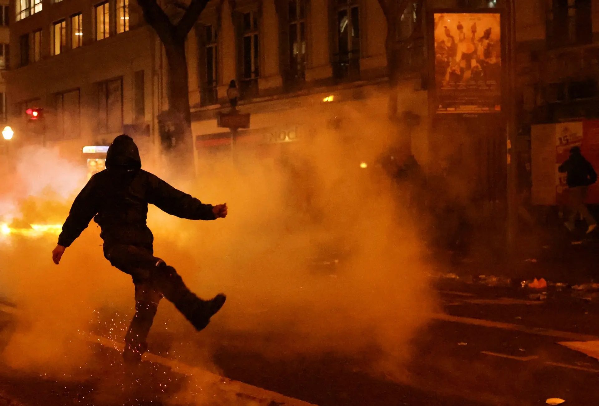 Mobilização e violência sobe nos protestos em França: edifício da câmara de Bordéus foi incendiado
