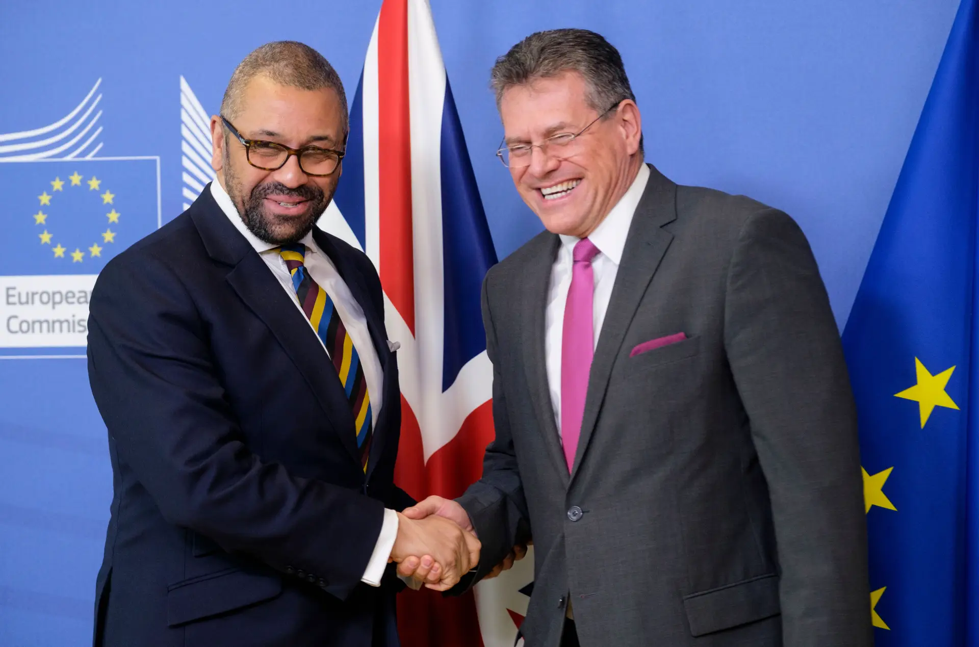 O ministro dos Negócios Estrangeiros britânico, James Cleverly, e o vice-presidente da Comissão Europeia Maros Sefcovic  