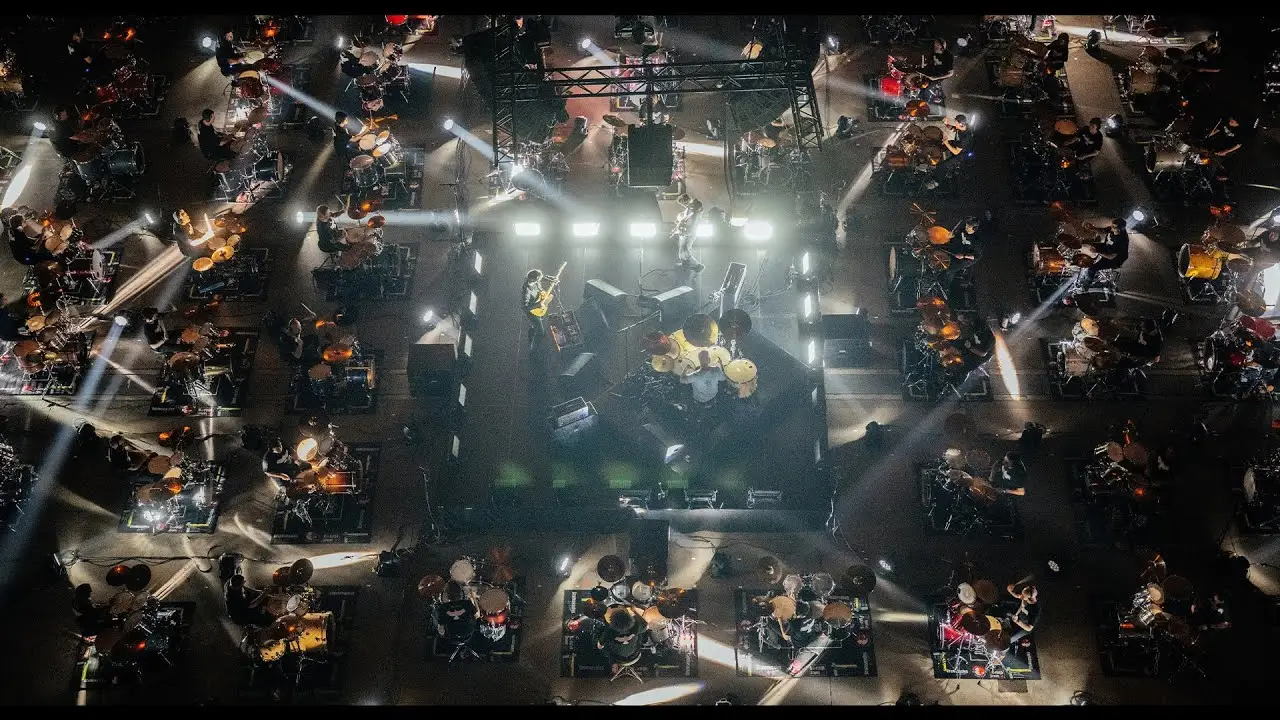Um grupo de cem bateristas juntou-se para tocar ‘My Hero’, dos Foo Fighters
