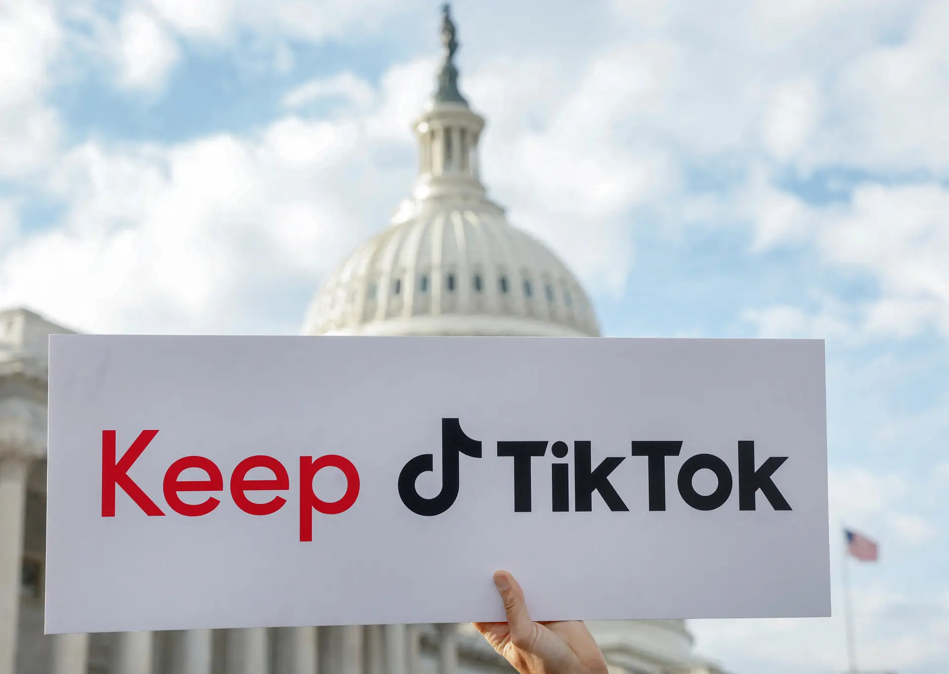 Manifestação em defesa do TikTok em Washington, aquando da audiência do CEO da plataforma na Câmara dos Representantes 