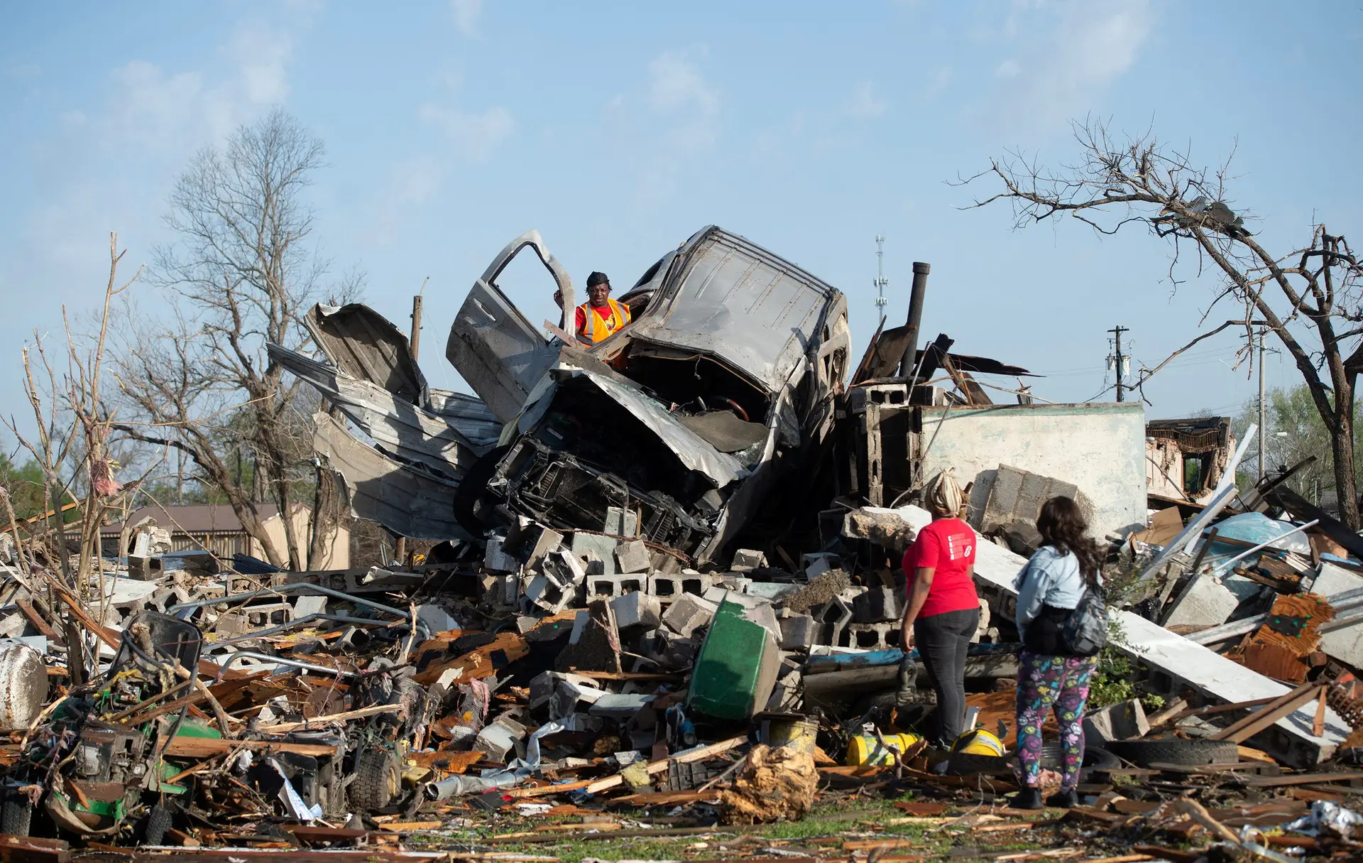 Pelo menos 23 mortos e dezenas de feridos em vaga de tornados nos EUA