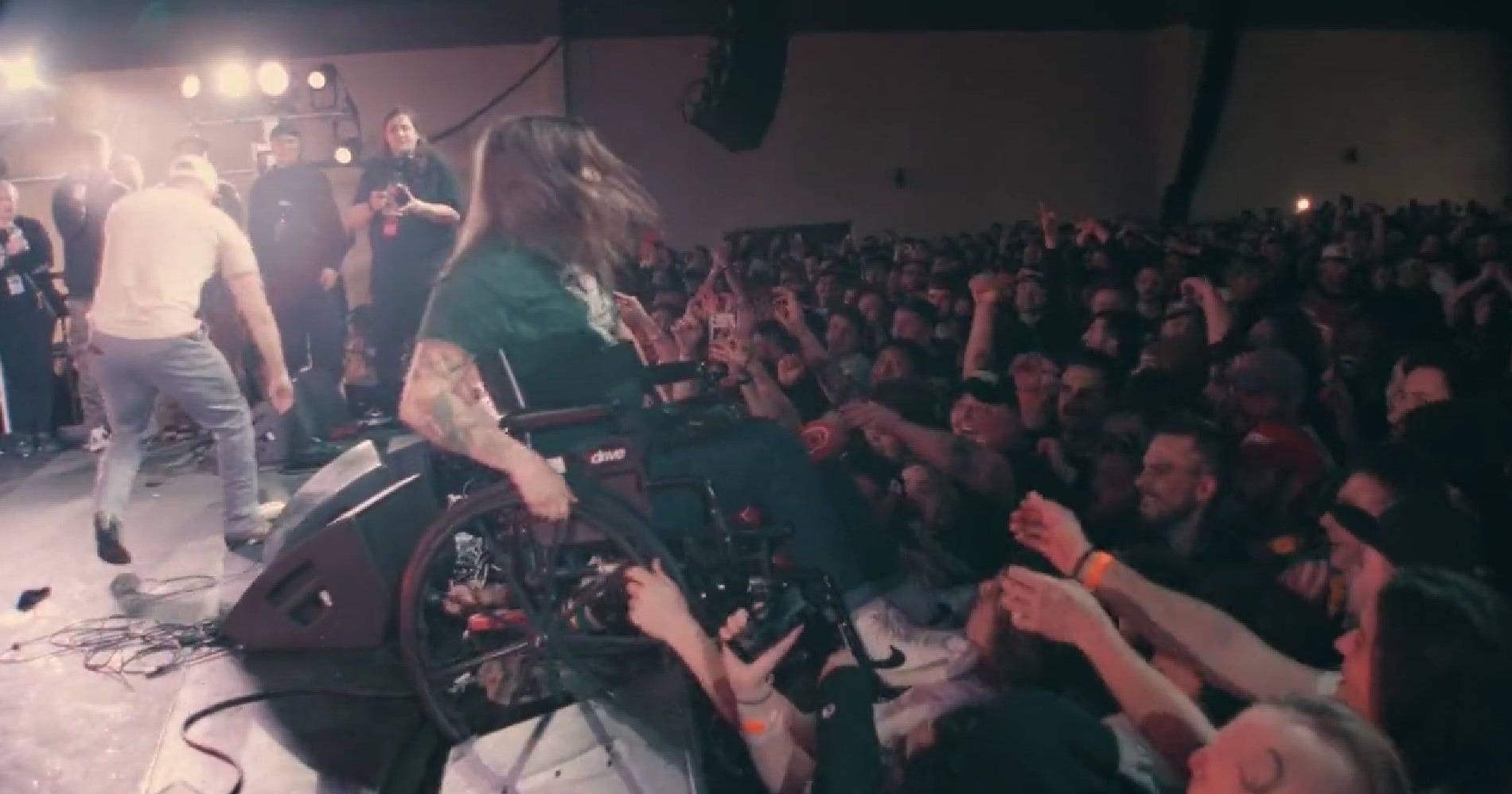‘Stage diving’ in a wheelchair: the remarkable moment of overcoming a punk concert
