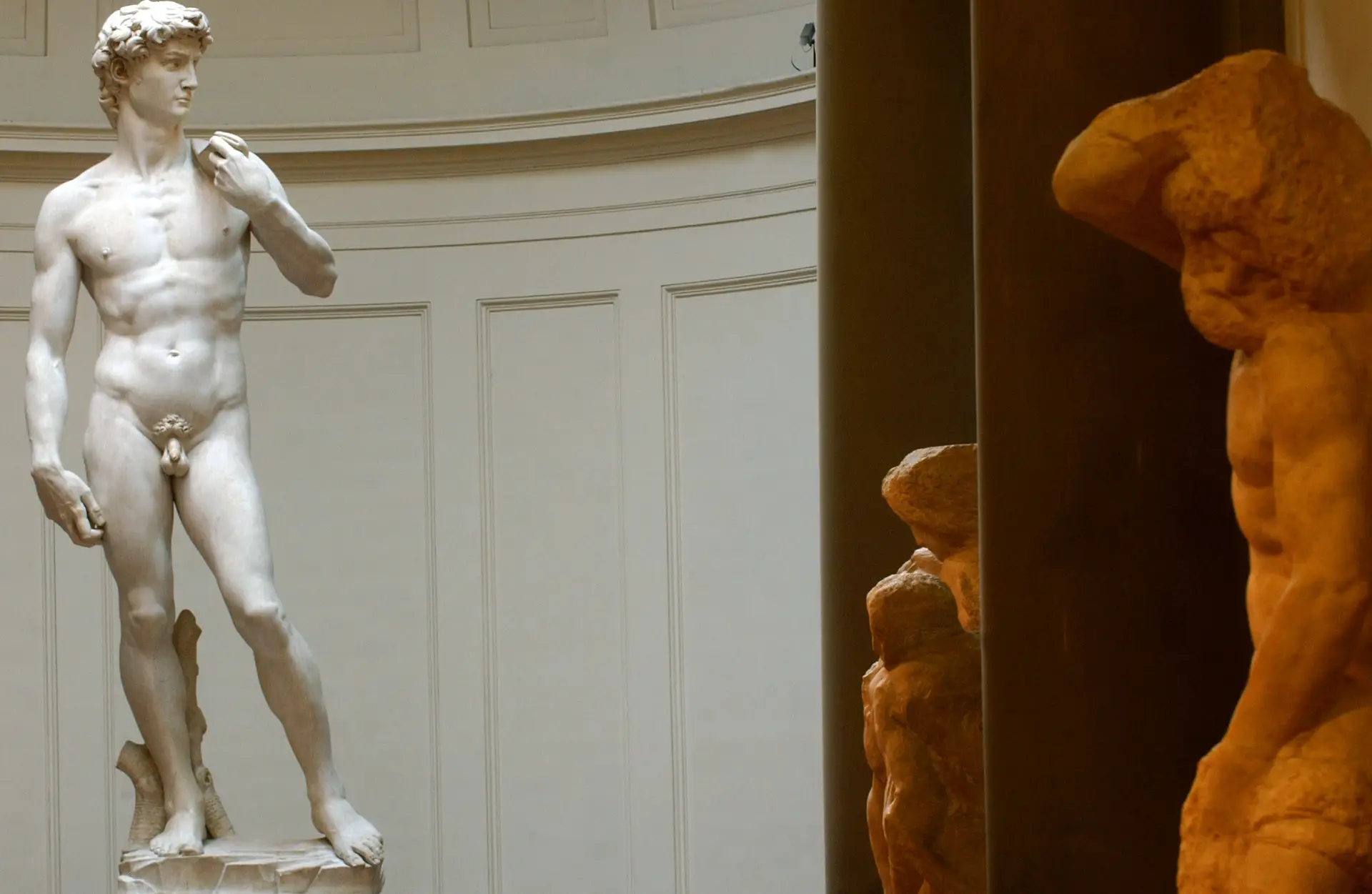 Nos EUA, um pai queixou-se da nudez da estátua de Michelangelo e a diretora da escola demitiu-se