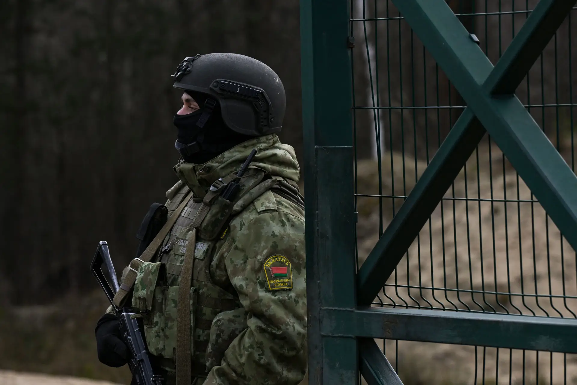 Guarda fronteiriço bielorrusso na fronteira entre a Ucrânia e a Bielorrússia