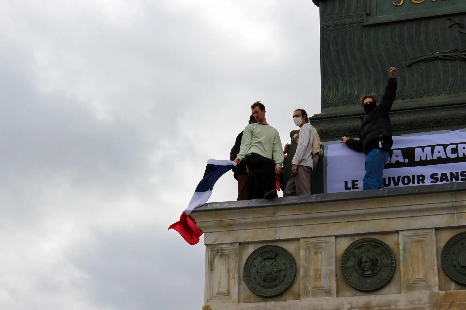 Nas ruas de Paris, os jovens e os reformados juntam-se contra Macron: “Existe uma raiva social muito forte”