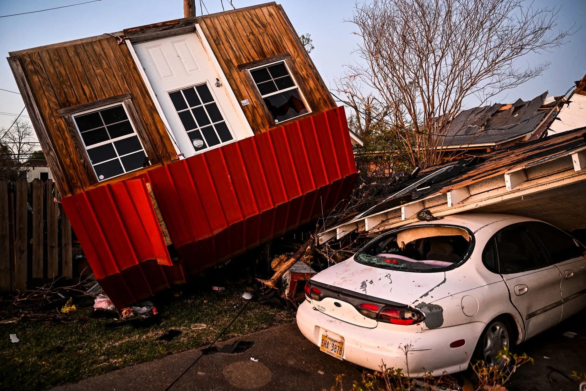 “Super tempestades”: as imagens do que ficou de um tornado que matou 25 pessoas e destruiu tudo o que lhe passou à frente