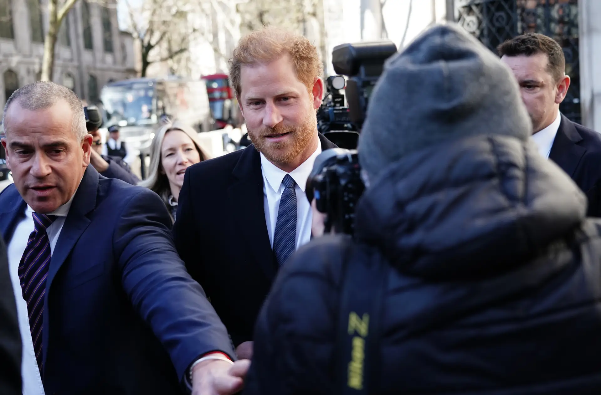 O duque de Sussex à entrada para o tribunal de Londres que julga a acusação de sete figuras públicas contra um jornal tabloide 