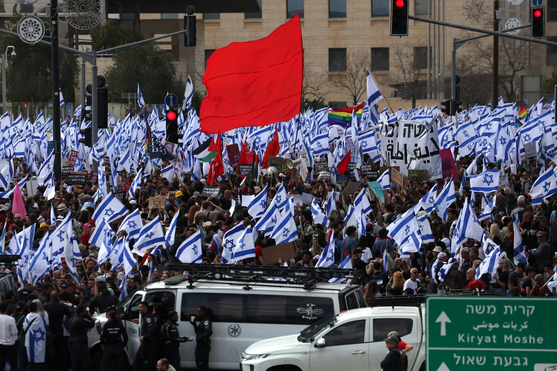 Protesto à porta do Parlamento israelita contra a reforma judicial pretendida pelo primeiro-ministro Banjamin Netanyahu 