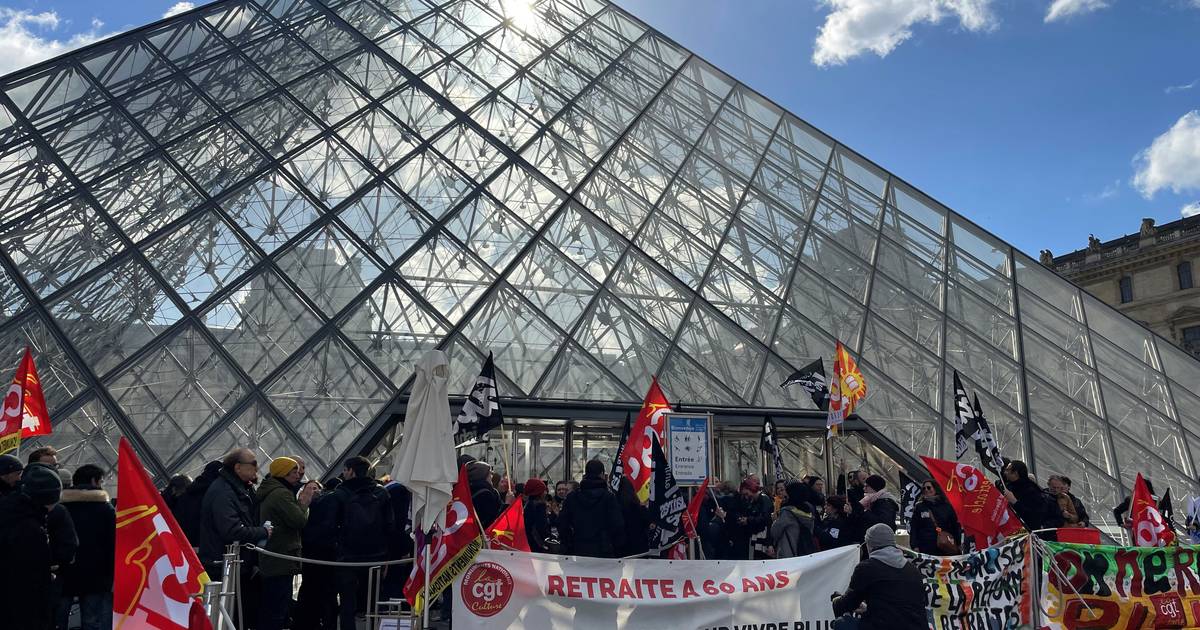 França: trabalhadores do Louvre bloqueiam entradas do museu contra nova lei das pensões