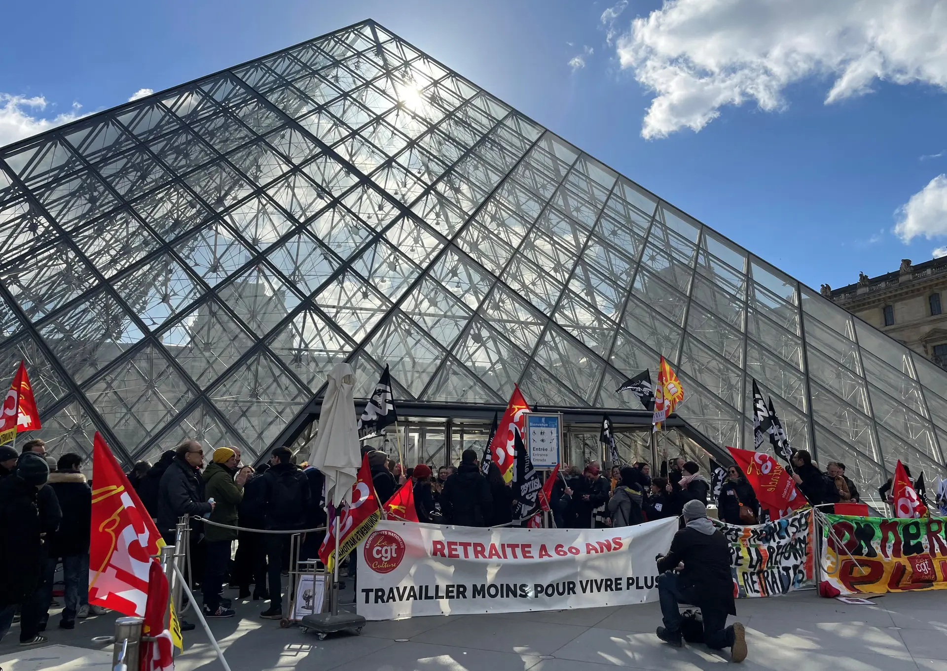 França: trabalhadores do Louvre bloqueiam entradas do museu contra nova lei das pensões