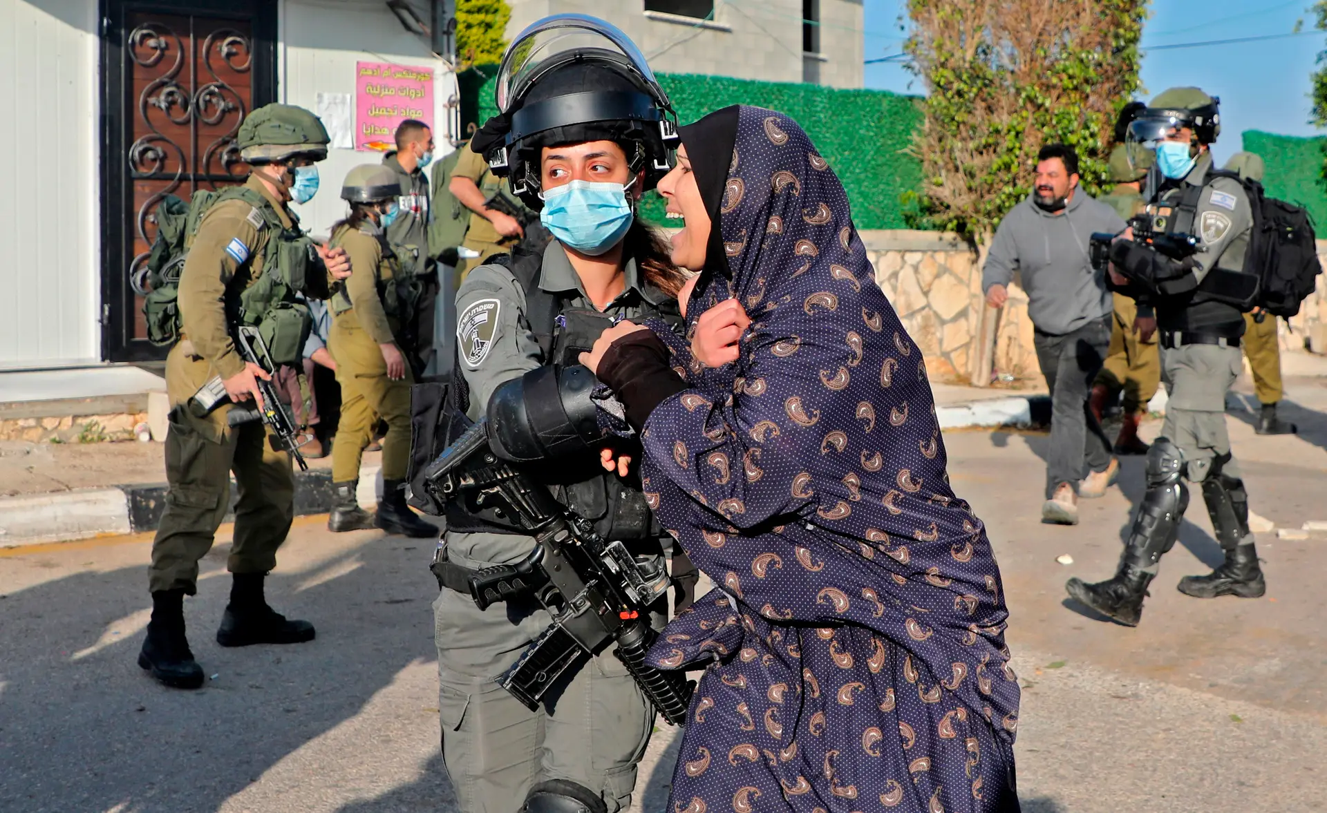 Uma mulher palestiniana reage à demolição da casa de um seu vizinho, que confessou ter morto um israelita. As ações de Israel são um exemplo da dualidade de critérios de que a Amnistia Internacional acusa o Ocidente no relatório de 2022