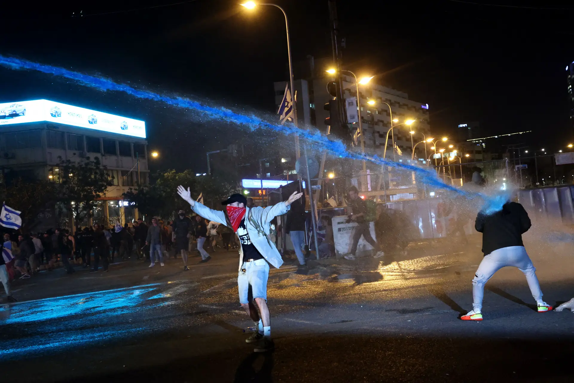 Forças de segurança israelitas usaram jatos de água contra os manifestantes 