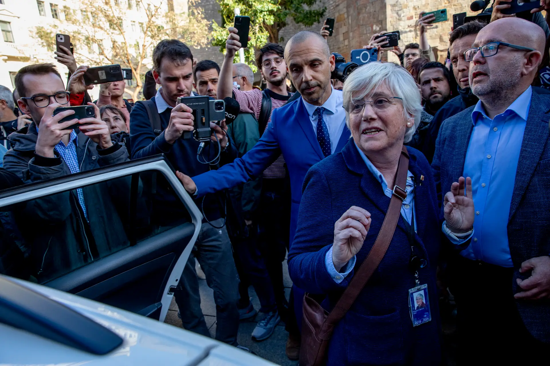 Detenção da ex-governante catalã Clara Ponsati, que regressou a Espanha após anos autoexilada na Escócia e na Bélgica 