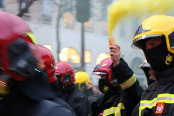 O sindicato dos bombeiros afiliado à confederação CGT foi um de vários que se manifestaram em Paris