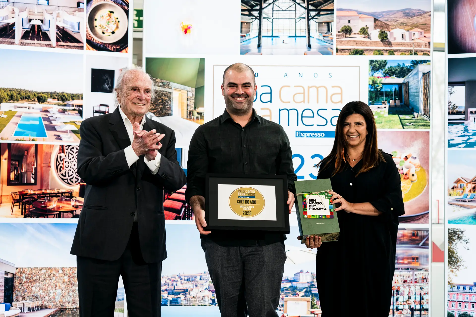 Vasco Coelho Santos recebe o prémio Chef do Ano 2023 das mãos de Francisco Pinto Balsemão, chairman do Grupo Impresa, e de Vanessa Silva, diretora de marketing do Recheio