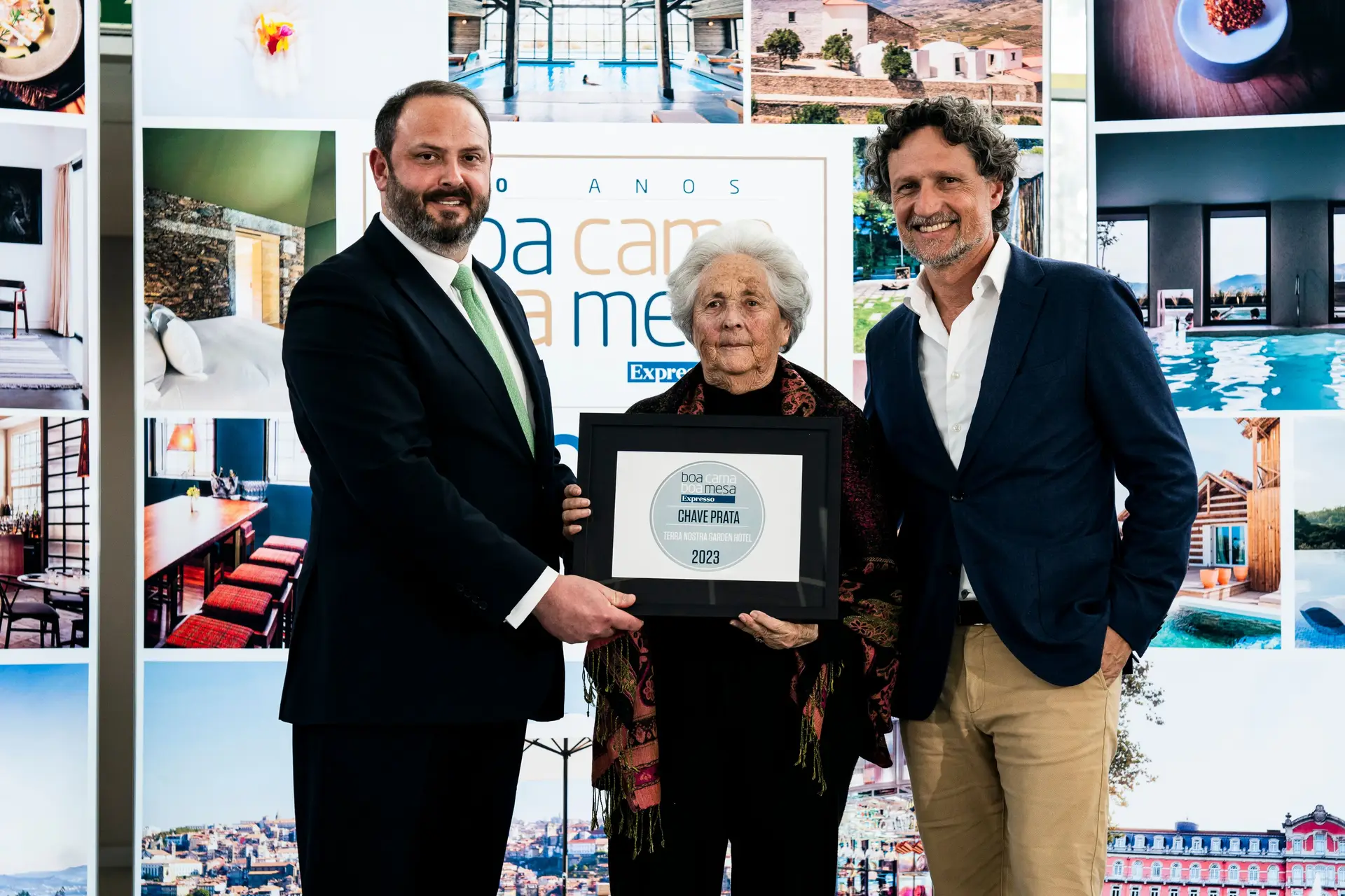 Simão Markovich e Patrícia Bensaude, em representação do Terra Nostra Garden Hotel, com João Vieira Pereira