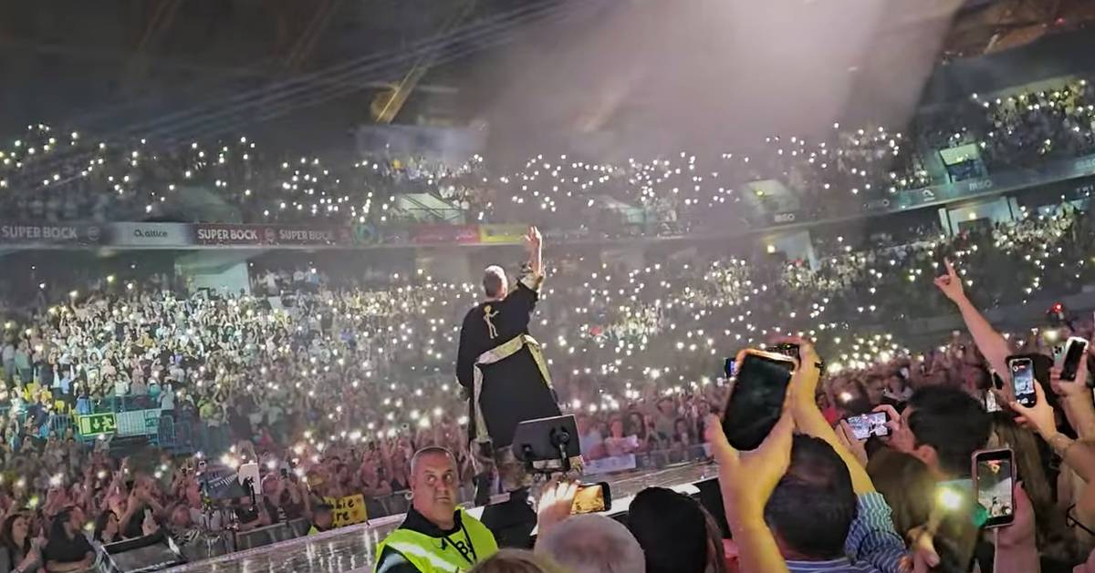 Robbie Williams em Lisboa: o vídeo arrepiante de quase 20 mil pessoas a cantar ‘Angels’ na Altice Arena