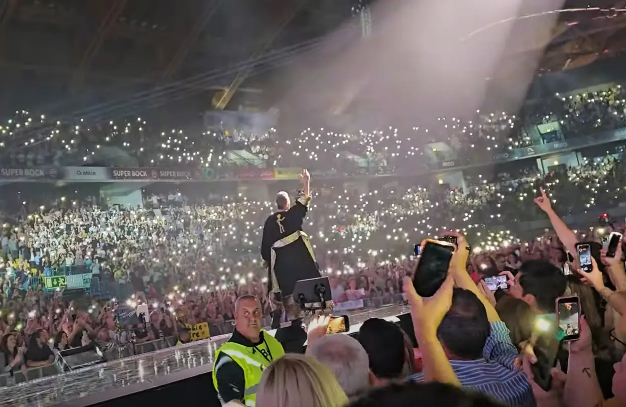 Robbie Williams em Lisboa: o vídeo arrepiante de quase 20 mil pessoas a cantar ‘Angels’ na Altice Arena