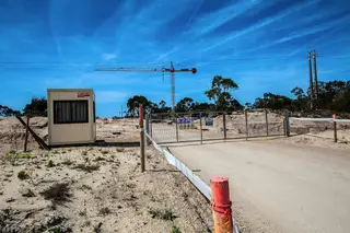 Obras polémicas nas dunas de Troia vão avançar, as três empresas que compraram terrenos por €50 milhões têm capital social de um euro cada