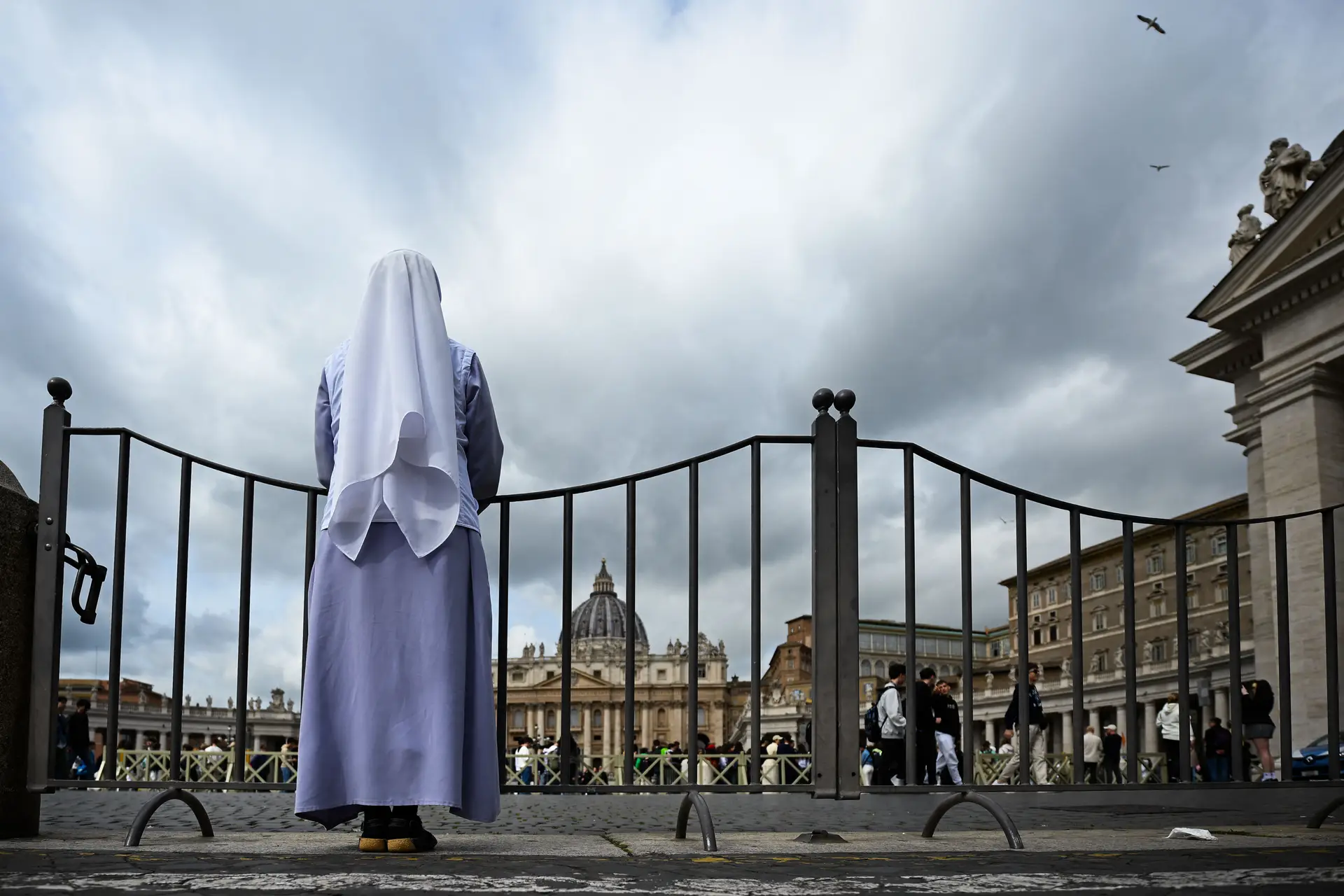 Muitos fiéis têm rezado pelo Papa na praça de São Pedro, no Vaticano 