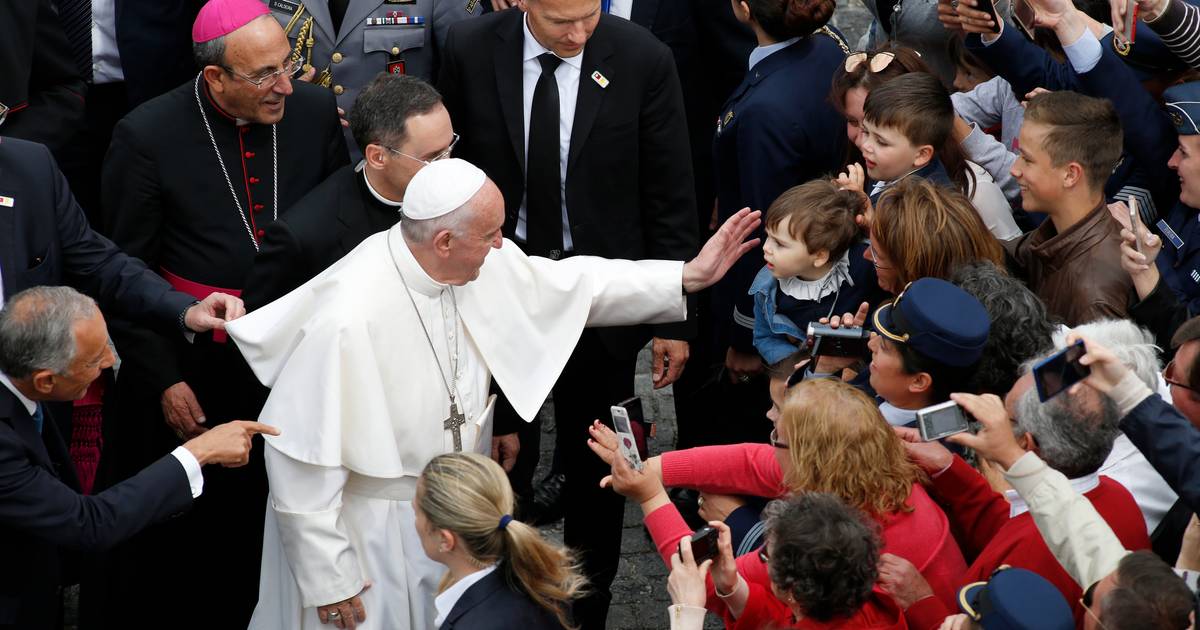 Papa Francisco já teve alta. Demorou-se com fiéis que perderam uma filha, falou aos jornalistas, assinou o gesso de uma criança