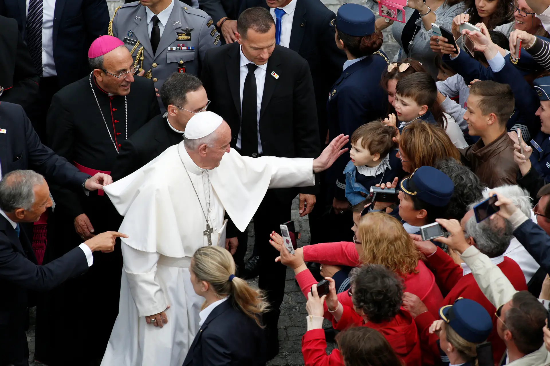 Papa Francisco já teve alta. Demorou-se com fiéis que perderam uma filha, falou aos jornalistas, assinou o gesso de uma criança