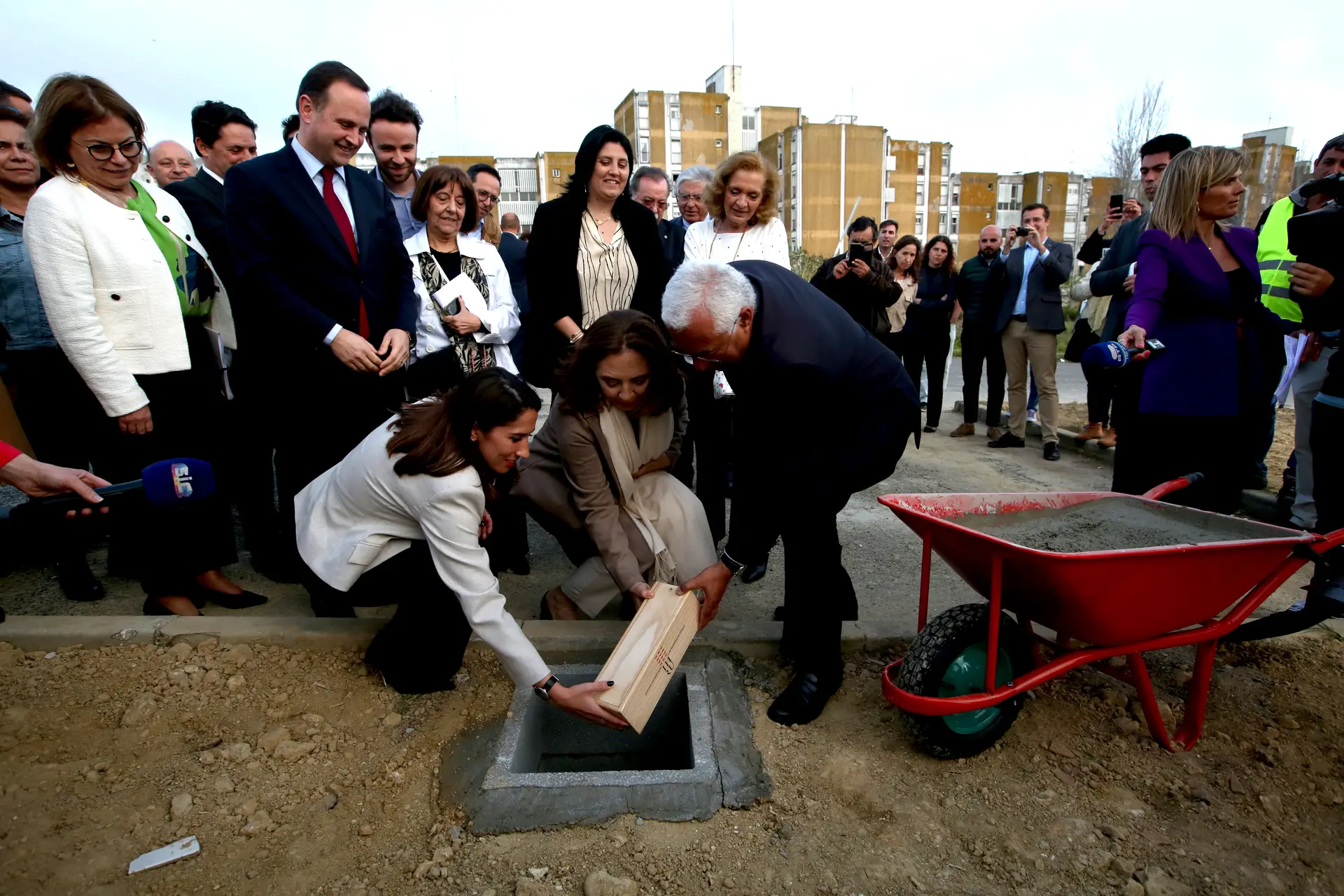 O primeiro-ministro, António Costa, no lançamento da primeira pedra de mais um projeto habitacional em Almada