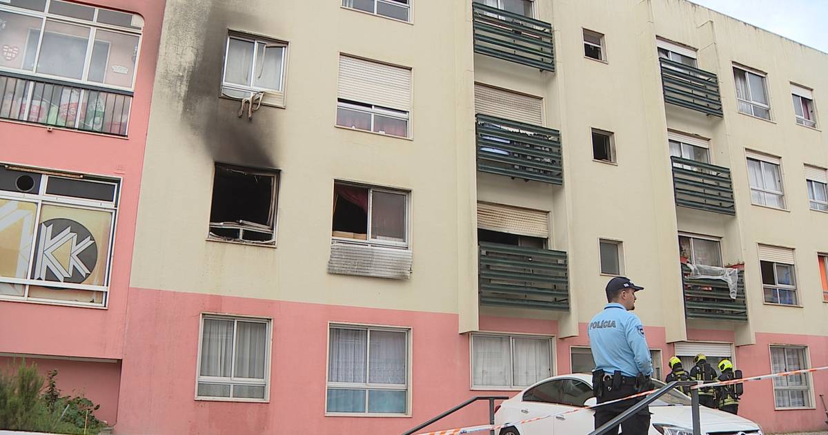 Incêndio num prédio na Amadora: quatro pessoas assistidas por inalação de fumo