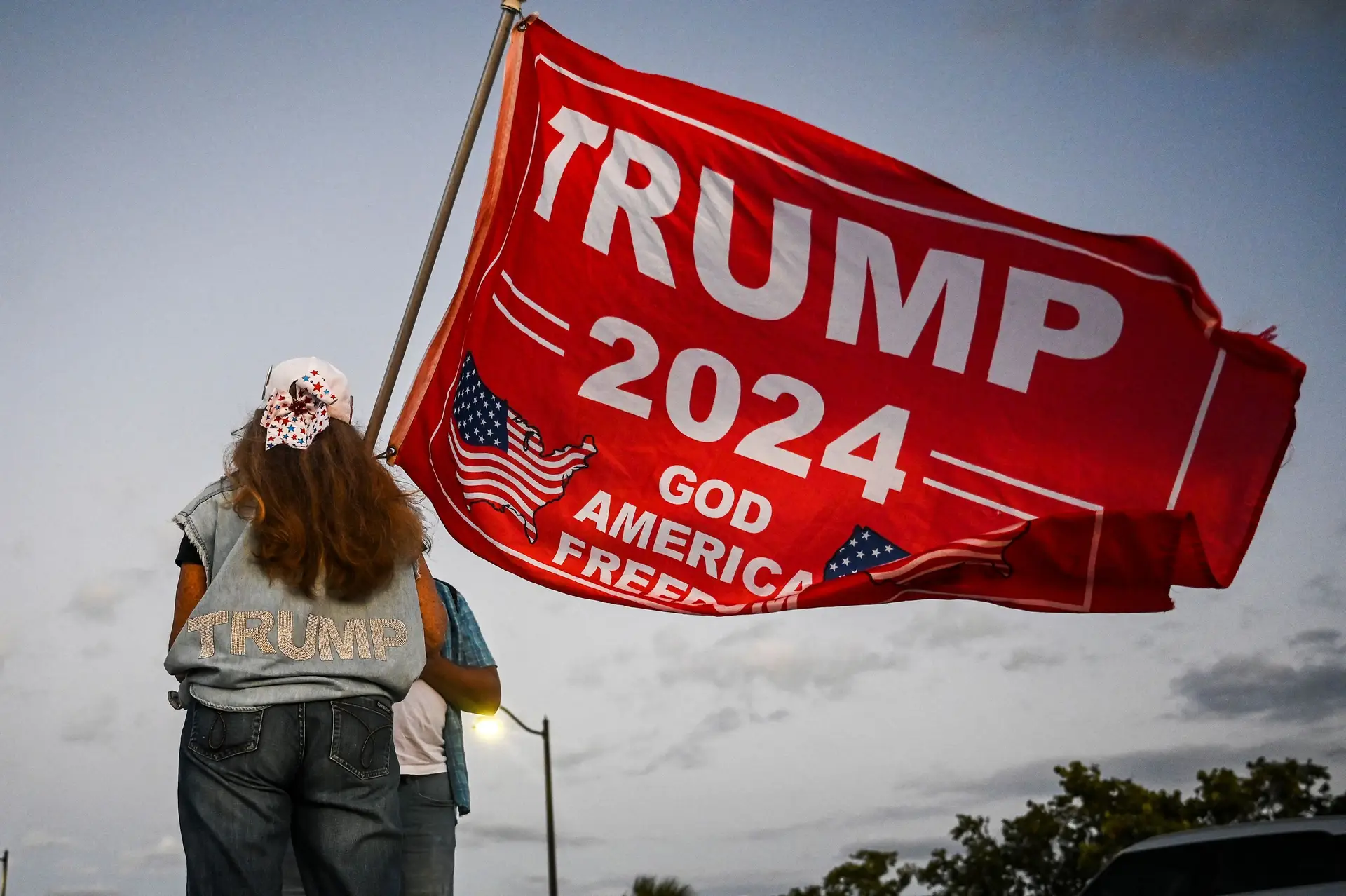 Apoiante do ex-Presidente perto da sua residência em Mar-a-Lago, Florida. Trump é o mais forte pré-candidato republicano às presidenciais de 2024 